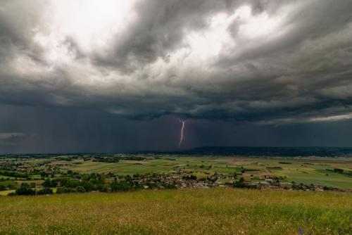 Photo d'impact de foudre et intras dans les nuages autour de Brézins en Isère